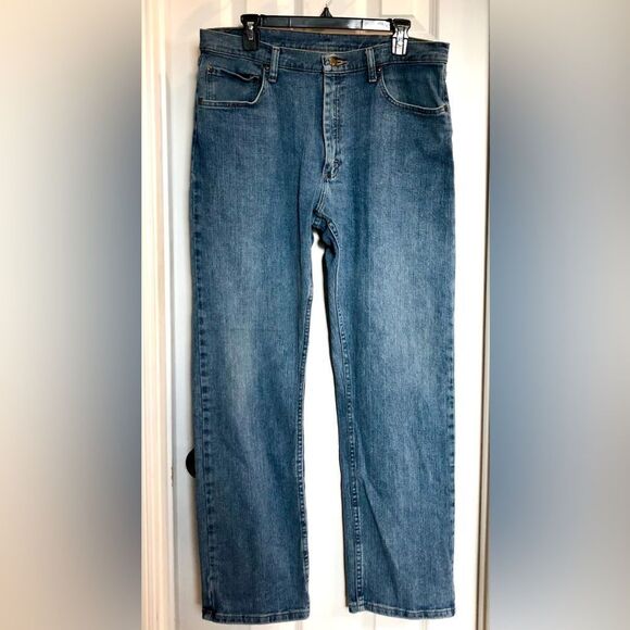 WRANGLER - Men’s Sz 34/32 Relaxed Fit, Straight-Leg Jeans in Medium Dark Wash. - Picture 3 of 14